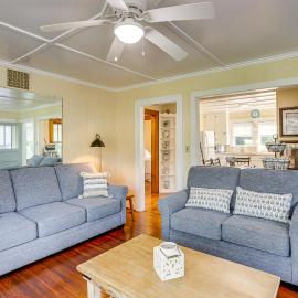 Walk to Private Beach: Lake Erie Retreat w/ Yard!, hotel in Huron