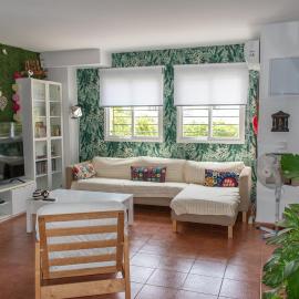 Townhouse with art, books and pool near the sea