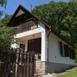 Kökörcsin Vendégház, khách sạn ở Komló
