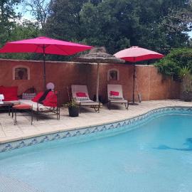 VILLA SANLOREN Piscine et Jacuzzi, hotell sihtkohas Sabran