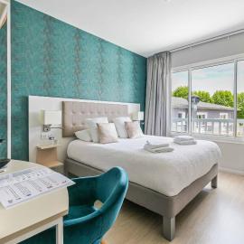 Logis Hôtel l'Amandier, hotel em Morlaas