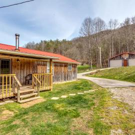 Trail Paradise House by Staycating Partners, hotel in La Follette