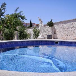 Luxury Villa Karla next to Beach on Island Brač, hótel í Supetar