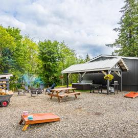 3br 2b Riverfront retreat with Hot tub Centrally located in the Olympic National Park, hotell sihtkohas Beaver