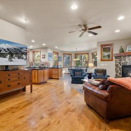 Hot-Tub - Prime Location - Spacious 4BDR - Pets OK, hotel Bendben