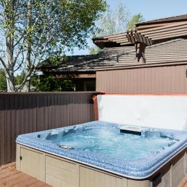 Hot Tub- Family-Friendly - 2BDR, hotel Bendben
