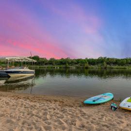 Beach House 2 on Lake LBJ - Sleeps 24, hotel in Kingsland