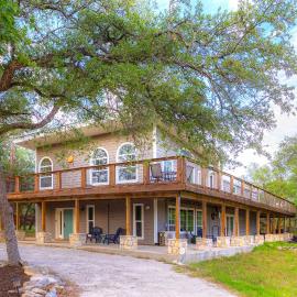 Willie's Hill Country Hideaway - Family Stay for 8 with Hot Tub & Fire Pit