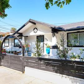 Immaculate 3BDR Bungalow - 5-Min Walk to Beach, hotel v destinácii Long Beach
