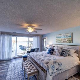 Lazy L at the Lake - Chic 3 BDR Condo with Boat Slip, hotell sihtkohas Four Seasons