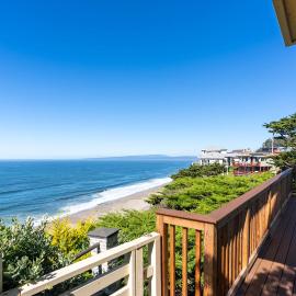 Stunning Coastal Cottage with Views of Monterey Bay, hotel in Watsonville