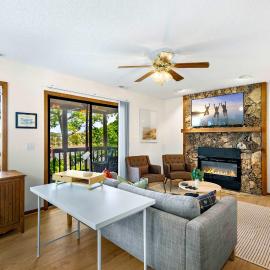 Sunset Escape - Fit For 8, hotel in Gravois Mills
