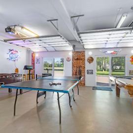 Spacious Retreat & Game Room - Sleeps 8