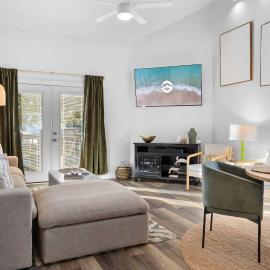 Spacious Family-Friendly Retreat - Walkable to Beach, ξενοδοχείο σε Orange Beach