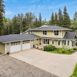 Freele Escape Secluded Nature Haven Sleeps 17, Hotel in Priddis