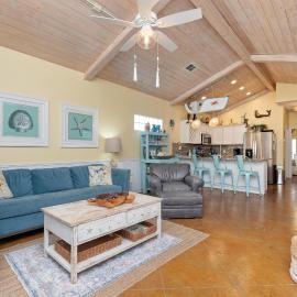 Mango Bungalow - Sleeps 8 2 Community Pools, hotel in Port Aransas