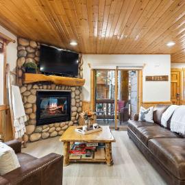 Lazy Bear Log Cabin - Canyons Park