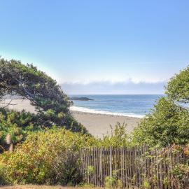 Ocean Bungalow - Tesla EV Station & Near Trails, hotel in Gualala