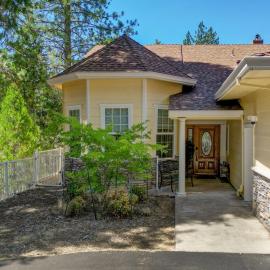 Yosemite-bound, Fun at the lake, Spacious & stylish 6 Bdr home with game room, hotel in Groveland