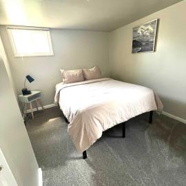 Cozy basement apartment - blocks from Old Town