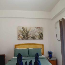 Amani Grand Resort and Residences - Pool View Room 333B Free wifi, netflix, pool and gym house, 3mins to Mactan Cebu International Airport, hotel di Pusok