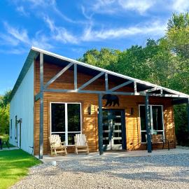 Brand New Rustic Cabin with pool table and fireplace, hotel en Purcell