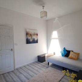 2 bedroom Large House For Contractors, And Family with a sofa bed, hotel a Shildon