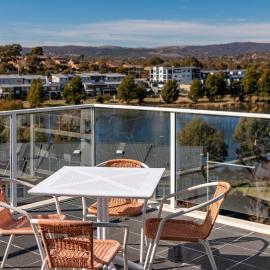 Lake & Mountain Escape Greenway, hotel in Tuggeranong