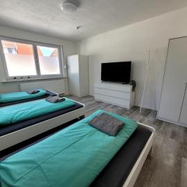 Fischer Apartment 2 - geräumige Monteurs- & Ferienwohnung mit 4 Schlafzimmern - neu renoviert mit privater Terrasse, Smart-TV & voll ausgestatteter Küche - ideal für Arbeit, Gruppen & Familien
