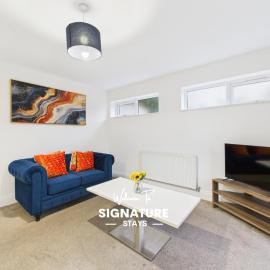Saxon Home by Signature Stays - Pool & Gym Access - Parking, Hotel in Upton Warren