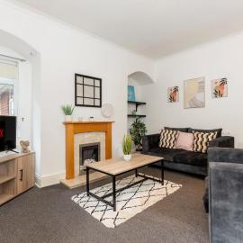 Charming and comfortable property by Our Home Short Stays very spacious with super fast WiFi close to the Metro Centre and Newcastle City Centre, hotel in Gateshead
