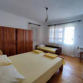 Guesthouse Porobic 3-Bed Room Terrace, hotel in Igalo