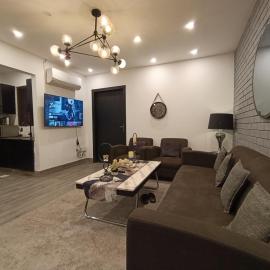 Brick Accent Loft 1BHK with Balcony & Free Netflix, hotel u gradu Ravalpindi
