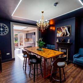 London Heathrow Airport 6 Bedrooms 6 Bathrooms spacious Home Sleeps 10