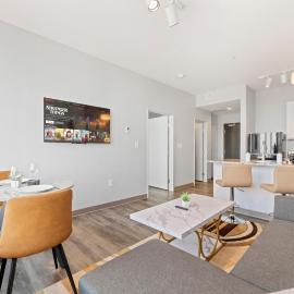 Stylish Downtown Condo l 2 TVs l Fast WiFI, Hotel in Cleveland