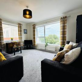Beautiful 2 Bedroom Sea View - Free Onsite Parking
