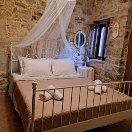 Stone Mansion, hotel i Kalamoti