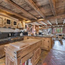 Chalet authentique avec jacuzzi, sauna et parking pour 12 personnes - FR-1-566-8, hotel a Les Allues