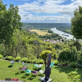 Le Paradis de Lucile - Vue de rêve - La Roche Guyon - Paris 1h - Giverny 10 mn - 12 personnes - 5 chambres - 3 sdb - pétanque - babyfoot - balançoires - ping pong - tennis- cuisine ultra équipée - borne électrique, hotel i La Roche-Guyon