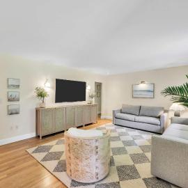 1 Story Family Home Half Mile to Beach with Patio , Grill, Office with Twin Beds, Peaceful Wooded Setting, Spacious Driveway, Garden Views, Walk to Shore, Perfect Cape Cod Getaway for Families, hotel di Falmouth