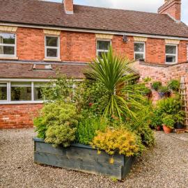 Ludford View, riverside cottage in Ludlow with private parking