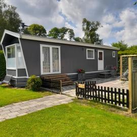 Chalet B2, hotel in Westergeest