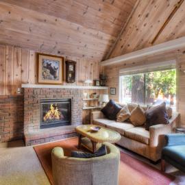 Woodland Chalet - 2 miles from Beach Access, hótel í Tahoma