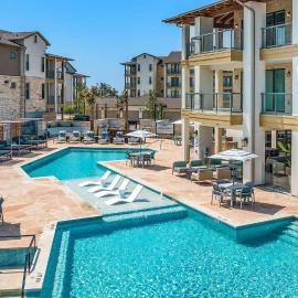 Landing Apartments - The Artesian at Bee Cave، فندق في لايك واي