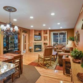 Crystal Charm Amazing 3 BDR Condo Close to Beaches Casinos & Skiing, hotel in Crystal Bay