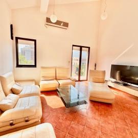 Kumbor sunny port with shared pool, Hotel in Kumbor