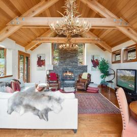 Luxury Mountain Chalet Deck w BBQ & Lake Views