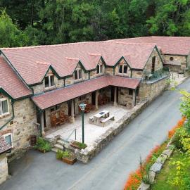 Nant Ucha Farm Holiday Cottages near Llangollen, hotel in Acrefair