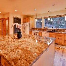 The Elevator House - Sleeps 10, Hotel in Stateline