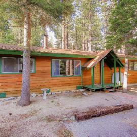 Whispering Pines Cabin - Family & Pet Friendly Abode, hotel in South Lake Tahoe
